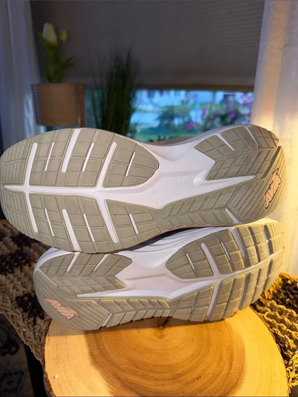 Avia AVI-Move Women’s 7 Wide Gray Memory Foam Athletic Sneakers NWT